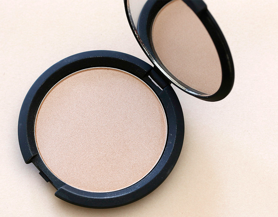 It Cosmetics Hello Light Anti Aging Radiance Illuminating Powder (1)