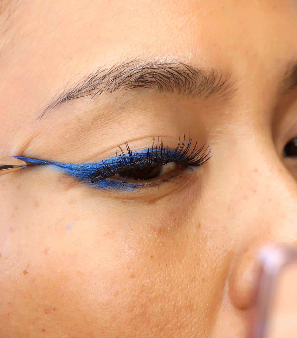 2 blue cat eyeliner