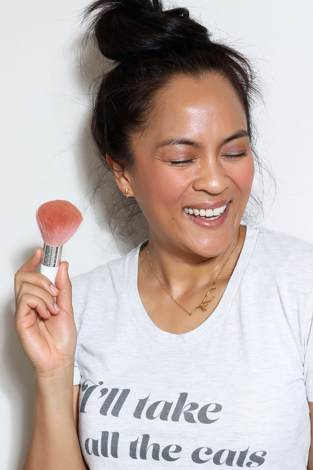 k holding blush brush