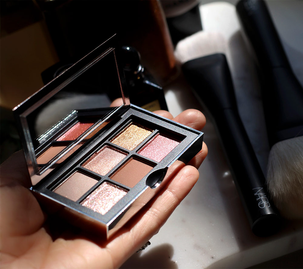 nars wanted mini eyeshadow palette hand